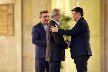 Les invités participant à la cérémonie d'investiture du nouveau président iranien ont rencontré et discuté Massoud Pezeshkian ce mardi soir 30 juillet 2024.  (Photo : Ahmad Moini Jam). 