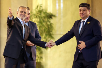 Les invités participant à la cérémonie d'investiture du nouveau président iranien ont rencontré et discuté Massoud Pezeshkian ce mardi soir 30 juillet 2024.  (Photo : Ahmad Moini Jam). 