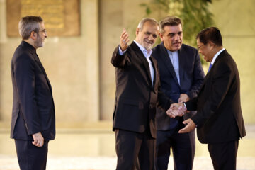 Les invités participant à la cérémonie d'investiture du nouveau président iranien ont rencontré et discuté Massoud Pezeshkian ce mardi soir 30 juillet 2024.  (Photo : Ahmad Moini Jam). 