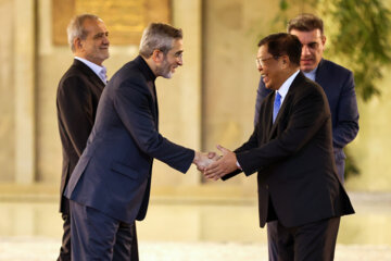 Les invités participant à la cérémonie d'investiture du nouveau président iranien ont rencontré et discuté Massoud Pezeshkian ce mardi soir 30 juillet 2024.  (Photo : Ahmad Moini Jam). 