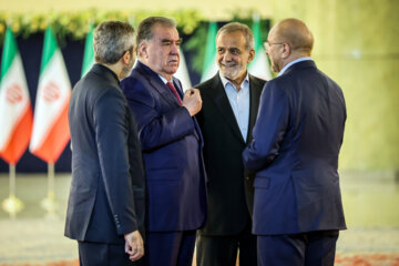 Les invités participant à la cérémonie d'investiture du nouveau président iranien ont rencontré et discuté Massoud Pezeshkian ce mardi soir 30 juillet 2024.  (Photo : Ahmad Moini Jam). 