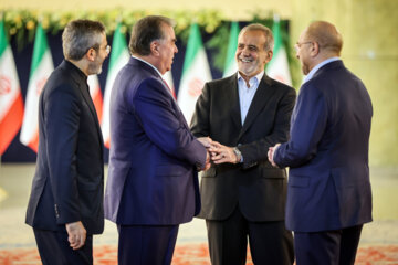 Les invités participant à la cérémonie d'investiture du nouveau président iranien ont rencontré et discuté Massoud Pezeshkian ce mardi soir 30 juillet 2024.  (Photo : Ahmad Moini Jam). 