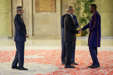 Les invités participant à la cérémonie d'investiture du nouveau président iranien ont rencontré et discuté Massoud Pezeshkian ce mardi soir 30 juillet 2024.  (Photo : Ahmad Moini Jam). 