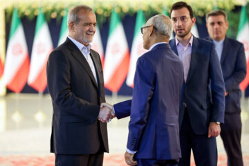 Les invités participant à la cérémonie d'investiture du nouveau président iranien ont rencontré et discuté Massoud Pezeshkian ce mardi soir 30 juillet 2024.  (Photo : Ahmad Moini Jam). 