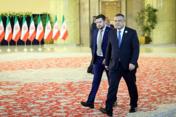 Les invités participant à la cérémonie d'investiture du nouveau président iranien ont rencontré et discuté Massoud Pezeshkian ce mardi soir 30 juillet 2024.  (Photo : Ahmad Moini Jam). ر