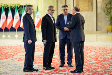 Les invités participant à la cérémonie d'investiture du nouveau président iranien ont rencontré et discuté Massoud Pezeshkian ce mardi soir 30 juillet 2024.  (Photo : Ahmad Moini Jam). 