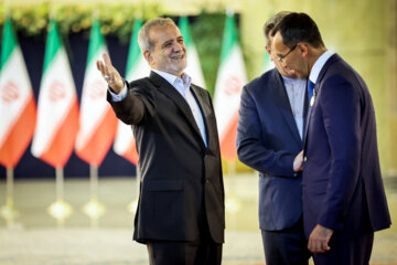 Les invités participant à la cérémonie d'investiture du nouveau président iranien ont rencontré et discuté Massoud Pezeshkian ce mardi soir 30 juillet 2024.  (Photo : Ahmad Moini Jam). 