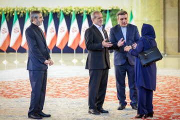 Les invités participant à la cérémonie d'investiture du nouveau président iranien ont rencontré et discuté Massoud Pezeshkian ce mardi soir 30 juillet 2024.  (Photo : Ahmad Moini Jam). 