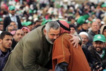 اسماعیل هنیه رهبر ارشد حماس در ۳ فوریه ۲۰۰۶ در غزه در یک تظاهرات حماس علیه کاریکاتورهایی با تصویر پیامبر اسلام که در چندین روزنامه اروپایی منتشر شد شرکت کرده است.عکس: رویترز/ محمد سالم

