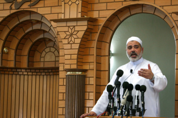 اسماعیل هنیه، رهبر جنبش اسلامی حماس، پیش از نماز ظهر جمعه در مسجدی در شهر غزه در ۱۵ اوت ۲۰۰۸ با نمازگزاران صحبت می‌کند. عکس: خبرگزاری فرانسه/ محمد عابد