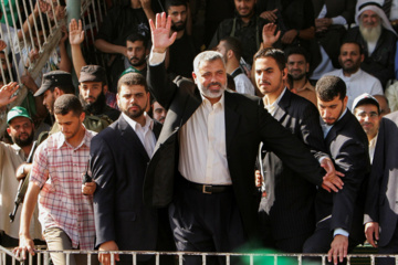 نخست وزیر فلسطین، اسماعیل هنیه در جریان تظاهرات حماس در غزه در ۶ اکتبر ۲۰۰۶ برای حامیان خود دست تکان می دهد. ده ها هزار نفر از اعضای حماس روز  برای نشان دادن حمایت از دولت این جنبش پس از محمود عباس، رئیس جمهور فلسطین، در استادیوم غزه جمع شدند. عکس: رویترز/صهیب سالم