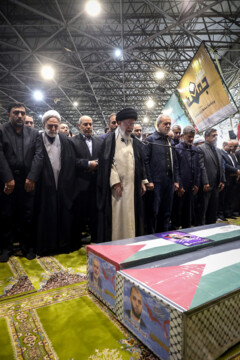 Prière funéraire effectuée par Le Leader de la RII sur le martyr Haniyeh et son garde du corps tués par Israël- Le jeudi 1er août 2024 à Téhéran (Photo site du Leader : Khamenei.ir)