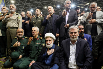 Prière funéraire effectuée par Le Leader de la RII sur le martyr Haniyeh et son garde du corps tués par Israël- Le jeudi 1er août 2024 à Téhéran (Photo site du Leader : Khamenei.ir)