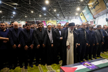 Prière funéraire effectuée par Le Leader de la RII sur le martyr Haniyeh et son garde du corps tués par Israël- Le jeudi 1er août 2024 à Téhéran (Photo site du Leader : Khamenei.ir)