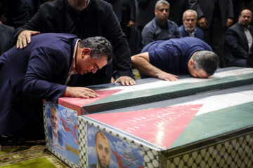 Prière funéraire effectuée par Le Leader de la RII sur le martyr Haniyeh et son garde du corps tués par Israël- Le jeudi 1er août 2024 à Téhéran (Photo site du Leader : Khamenei.ir)