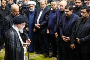 اPrière funéraire effectuée par Le Leader de la RII sur le martyr Haniyeh et son garde du corps tués par Israël- Le jeudi 1er août 2024 à Téhéran (Photo site du Leader : Khamenei.ir)