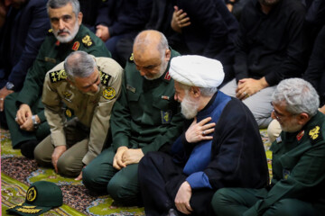 Prière funéraire effectuée par Le Leader de la RII sur le martyr Haniyeh et son garde du corps tués par Israël- Le jeudi 1er août 2024 à Téhéran (Photo site du Leader : Khamenei.ir)