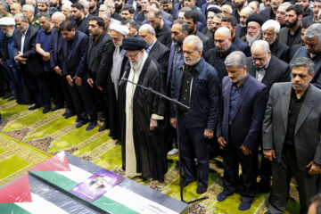 Prière funéraire effectuée par Le Leader de la RII sur le martyr Haniyeh et son garde du corps tués par Israël- Le jeudi 1er août 2024 à Téhéran (Photo site du Leader : Khamenei.ir)