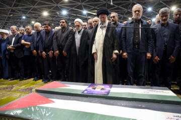 Prière funéraire effectuée par Le Leader de la RII sur le martyr Haniyeh et son garde du corps tués par Israël- Le jeudi 1er août 2024 à Téhéran (Photo site du Leader : Khamenei.ir)