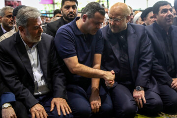 Prière funéraire effectuée par Le Leader de la RII sur le martyr Haniyeh et son garde du corps tués par Israël- Le jeudi 1er août 2024 à Téhéran (Photo site du Leader : Khamenei.ir)