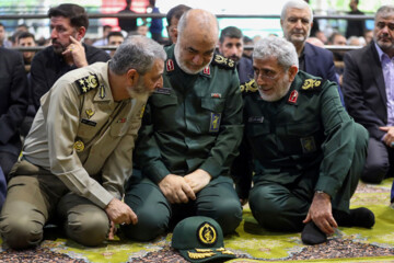 Prière funéraire effectuée par Le Leader de la RII sur le martyr Haniyeh et son garde du corps tués par Israël- Le jeudi 1er août 2024 à Téhéran (Photo site du Leader : Khamenei.ir)