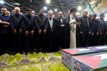 Prière funéraire effectuée par Le Leader de la RII sur le martyr Haniyeh et son garde du corps tués par Israël- Le jeudi 1er août 2024 à Téhéran (Photo site du Leader : Khamenei.ir)