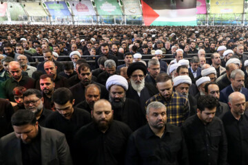 Prière funéraire effectuée par Le Leader de la RII sur le martyr Haniyeh et son garde du corps tués par Israël- Le jeudi 1er août 2024 à Téhéran (Photo site du Leader : Khamenei.ir)