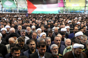 Prière funéraire effectuée par Le Leader de la RII sur le martyr Haniyeh et son garde du corps tués par Israël- Le jeudi 1er août 2024 à Téhéran (Photo site du Leader : Khamenei.ir)