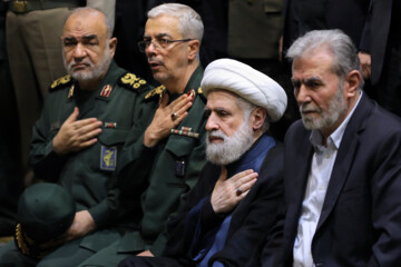 Prière funéraire effectuée par Le Leader de la RII sur le martyr Haniyeh et son garde du corps tués par Israël- Le jeudi 1er août 2024 à Téhéran (Photo site du Leader : Khamenei.ir)