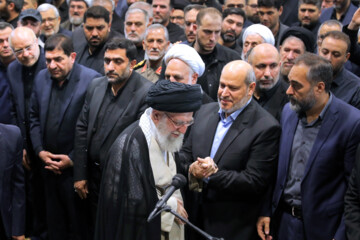 Prière funéraire effectuée par Le Leader de la RII sur le martyr Haniyeh et son garde du corps tués par Israël- Le jeudi 1er août 2024 à Téhéran (Photo site du Leader : Khamenei.ir)