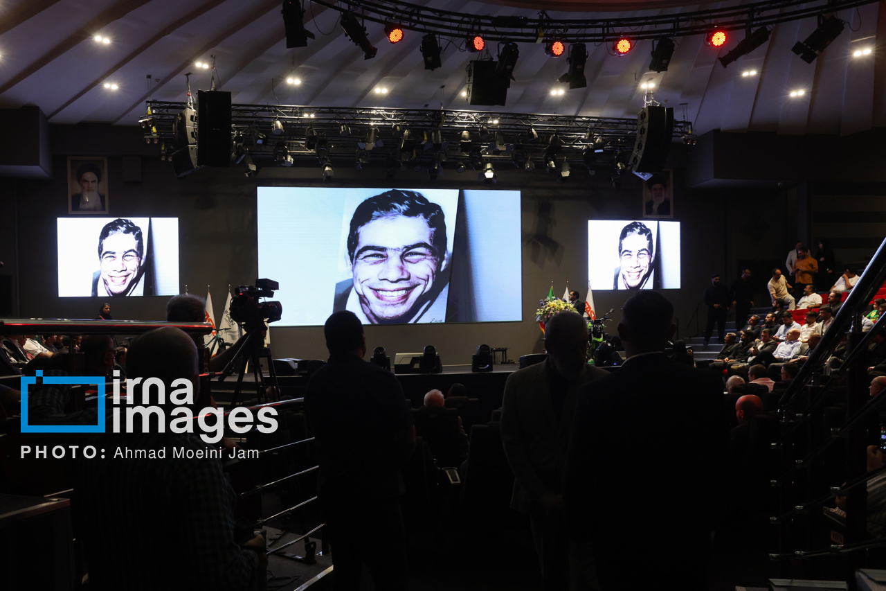 نمایش مدال‌ها و بازوبند پهلوانی تختی در تهران