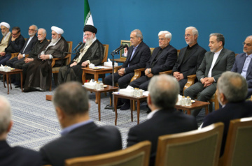 Encuentro del presidente Pezeshkián y los integrantes del Consejo de Ministros del XIV Gobierno de Irán con el ayatolá Jameneí