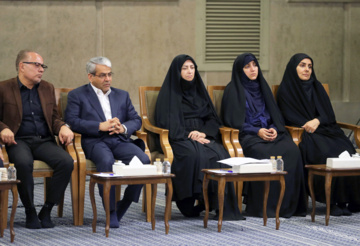 Encuentro del presidente Pezeshkián y los integrantes del Consejo de Ministros del XIV Gobierno de Irán con el ayatolá Jameneí