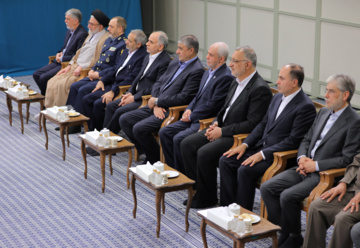 Encuentro del presidente Pezeshkián y los integrantes del Consejo de Ministros del XIV Gobierno de Irán con el ayatolá Jameneí