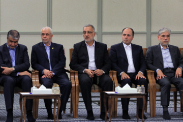 Encuentro del presidente Pezeshkián y los integrantes del Consejo de Ministros del XIV Gobierno de Irán con el ayatolá Jameneí