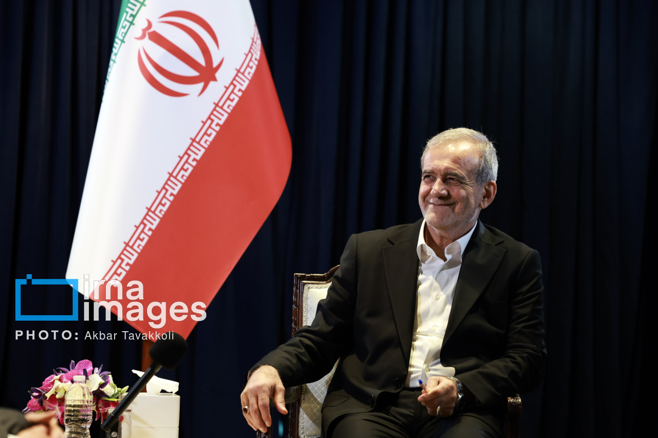 سوغات نیویورک؛ ۱۱۰۰ لوح تاریخی به همراه رئیس جمهور به تهران باز میگردد سوغات نیویورک؛ ۱۱۰۰ لوح تاریخی به همراه رئیس جمهور به تهران باز میگردد