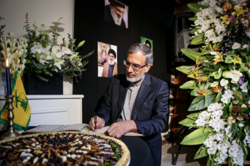 La cérémonie de condoléances pour le martyre de Sayed Hassan Nasrallah (Que sa demeure soit au Paradis) a eu lieu ce lundi 30 septembre 2024 au bureau du Hezbollah libanais  à Téhéran. Photo: Asghar Khamseh