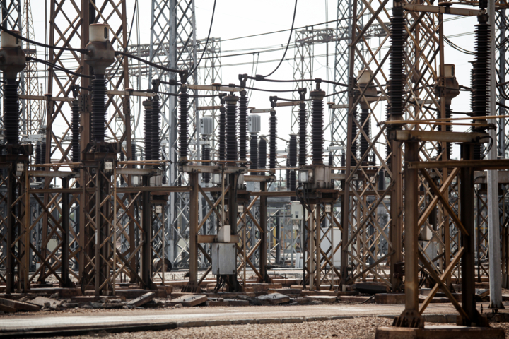 بیتوجهی صنایع بزرگ به «ماده ۴»؛ زنگ خطری برای پایداری تولید و برق در هرمزگان