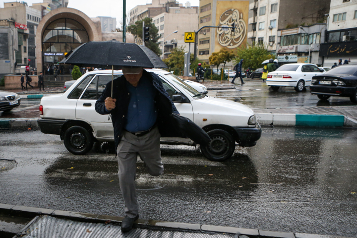 میزبانی تهران از وزش باد و بارش باران/ هوای پایتخت سرد می شود