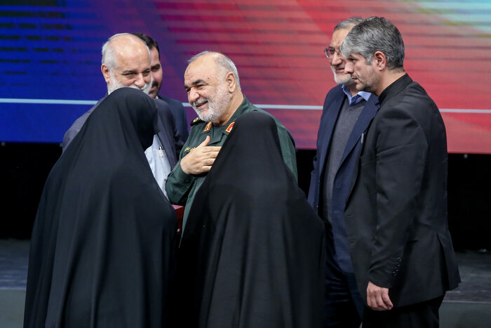 وقتی تقریظ رهبری فراتر از ادبیات عمل میکند