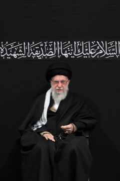 Hosseiniyeh de l'Imam Khomeini : 4e nuit de la cérémonie de deuil commémorative de la tèrs vénérée Fatima Zahra (P) en présence du Leader de la RII, l’ayatollah Seyyed Ali Khamenei, le jeudi 5 décembre 2024, à Téhéran. 