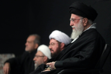 Hosseiniyeh de l'Imam Khomeini : 4e nuit de la cérémonie de deuil commémorative de la tèrs vénérée Fatima Zahra (P) en présence du Leader de la RII, l’ayatollah Seyyed Ali Khamenei, le jeudi 5 décembre 2024, à Téhéran. 