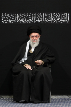 Hosseiniyeh de l'Imam Khomeini : 4e nuit de la cérémonie de deuil commémorative de la tèrs vénérée Fatima Zahra (P) en présence du Leader de la RII, l’ayatollah Seyyed Ali Khamenei, le jeudi 5 décembre 2024, à Téhéran. 