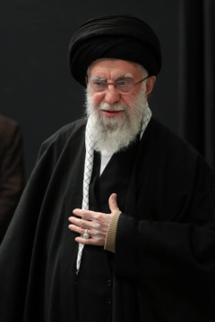 Hosseiniyeh de l'Imam Khomeini : 4e nuit de la cérémonie de deuil commémorative de la tèrs vénérée Fatima Zahra (P) en présence du Leader de la RII, l’ayatollah Seyyed Ali Khamenei, le jeudi 5 décembre 2024, à Téhéran. 