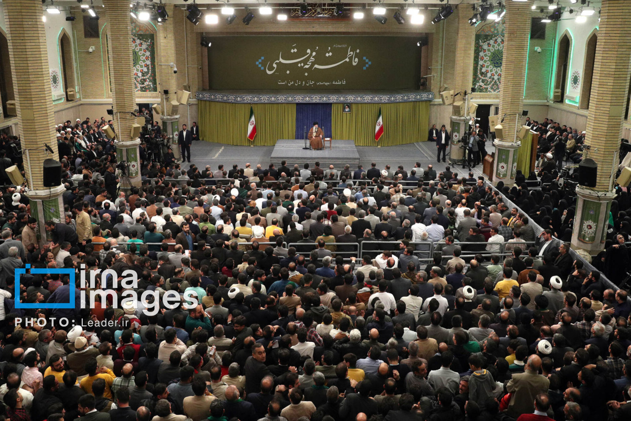 دیدار مداحان اهل بیت (ع) با رهبر انقلاب دیدار مداحان اهل بیت (ع) با رهبر انقلاب