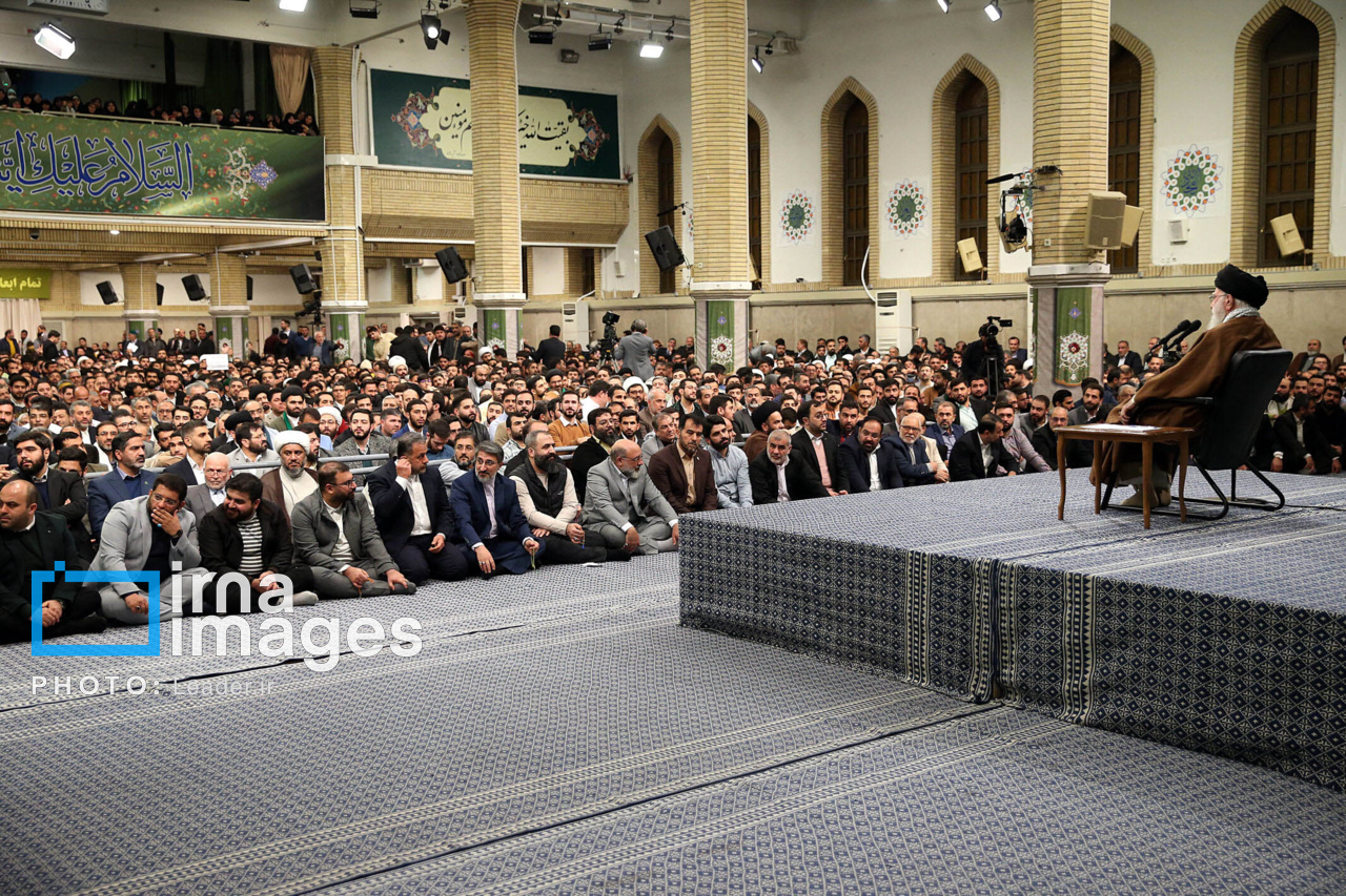 دیدار مداحان اهل بیت (ع) با رهبر انقلاب دیدار مداحان اهل بیت (ع) با رهبر انقلاب