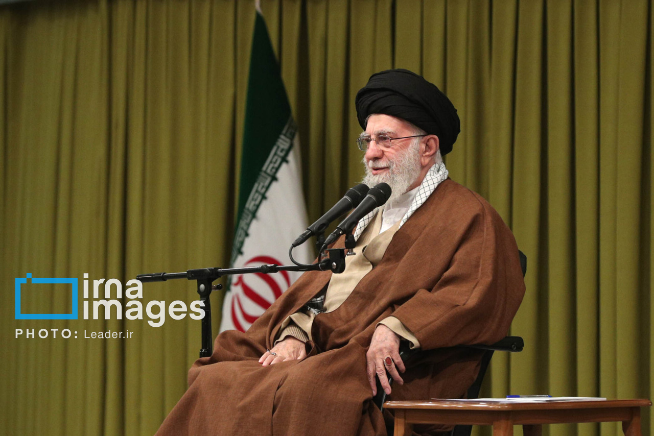 دیدار مداحان اهل بیت (ع) با رهبر انقلاب دیدار مداحان اهل بیت (ع) با رهبر انقلاب