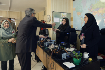 اهدای گل به بانوان ایرنا به مناسبت روز زن 