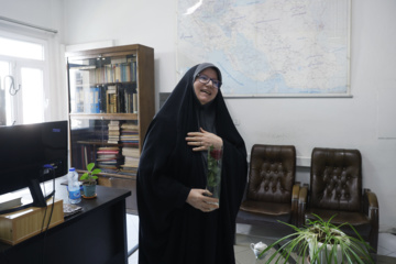 اهدای گل به بانوان ایرنا به مناسبت روز زن 