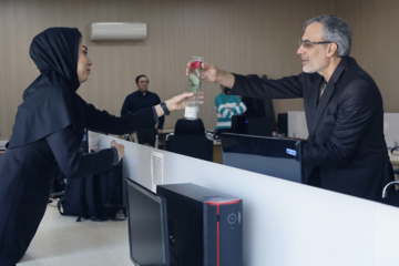 اهدای گل به بانوان ایرنا به مناسبت روز زن 